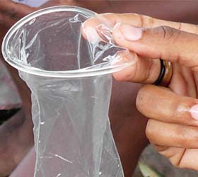 Utilisation : Comment enfiler un préservatif  féminin