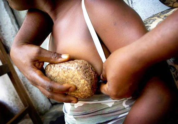 Repassage des seins : quand les seins disparaissent en cuisine !