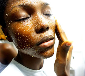 How to make a natural scrub at home for black skin ?